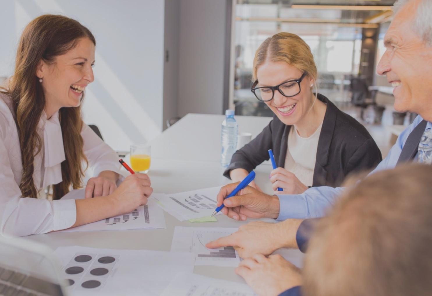 Espace de travail avec graphiques économiques